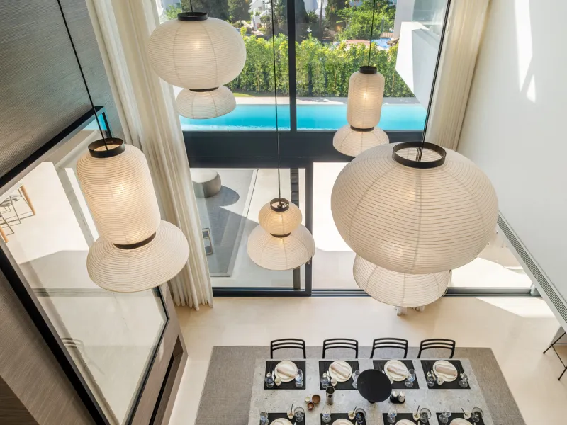 Welcome to the contemporary high-end beautifully presented in a sought after area in Los Olivos del Paraiso, an exclusive residential complex composed of contemporary villas and located in the heart of El Paraiso, on the New Golden Mile in Estepona area. 