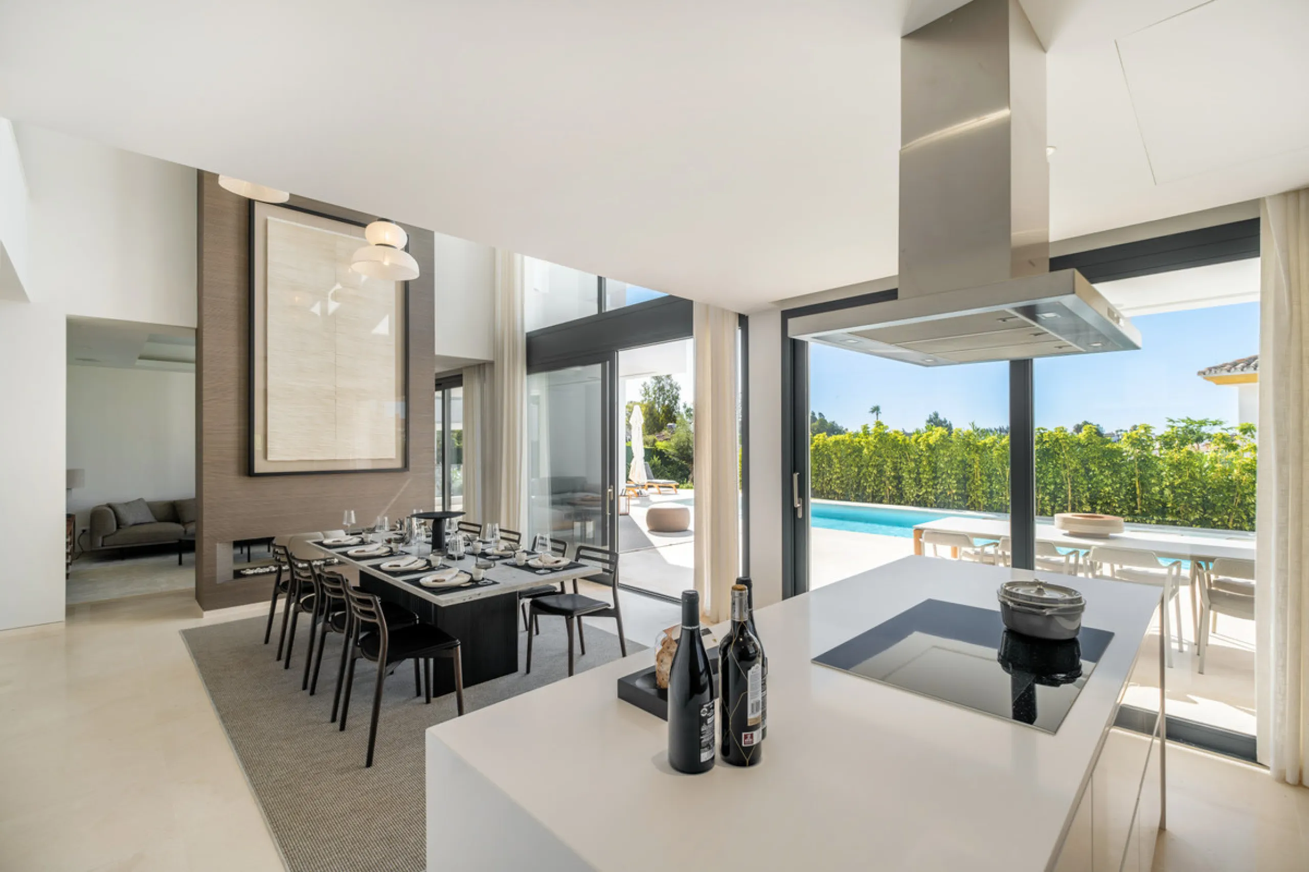 Welcome to the contemporary high-end beautifully presented in a sought after area in Los Olivos del Paraiso, an exclusive residential complex composed of contemporary villas and located in the heart of El Paraiso, on the New Golden Mile in Estepona area. 