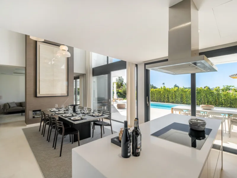 Welcome to the contemporary high-end beautifully presented in a sought after area in Los Olivos del Paraiso, an exclusive residential complex composed of contemporary villas and located in the heart of El Paraiso, on the New Golden Mile in Estepona area. 