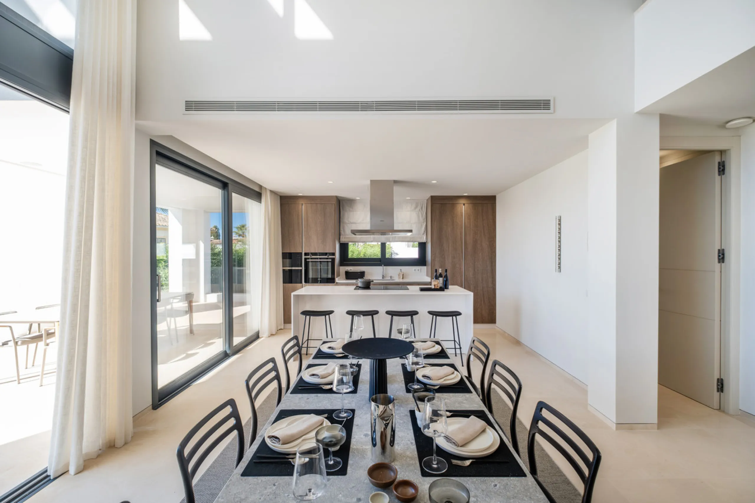Welcome to the contemporary high-end beautifully presented in a sought after area in Los Olivos del Paraiso, an exclusive residential complex composed of contemporary villas and located in the heart of El Paraiso, on the New Golden Mile in Estepona area. 