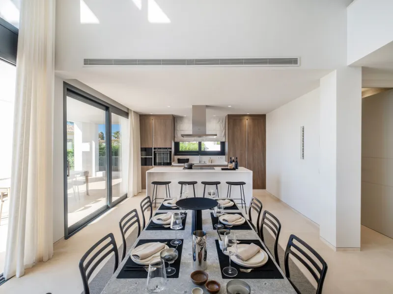 Welcome to the contemporary high-end beautifully presented in a sought after area in Los Olivos del Paraiso, an exclusive residential complex composed of contemporary villas and located in the heart of El Paraiso, on the New Golden Mile in Estepona area. 