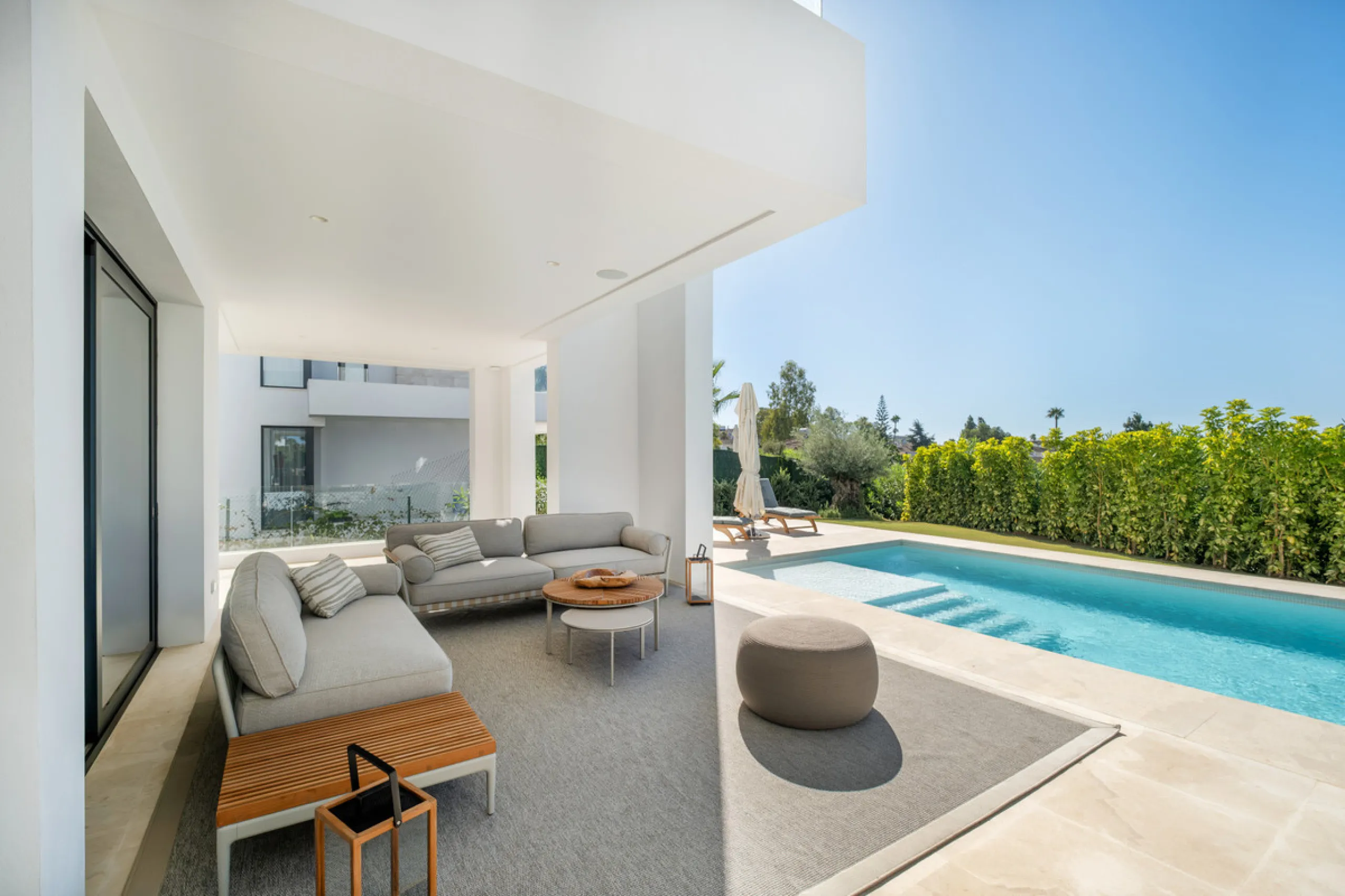 Welcome to the contemporary high-end beautifully presented in a sought after area in Los Olivos del Paraiso, an exclusive residential complex composed of contemporary villas and located in the heart of El Paraiso, on the New Golden Mile in Estepona area. 