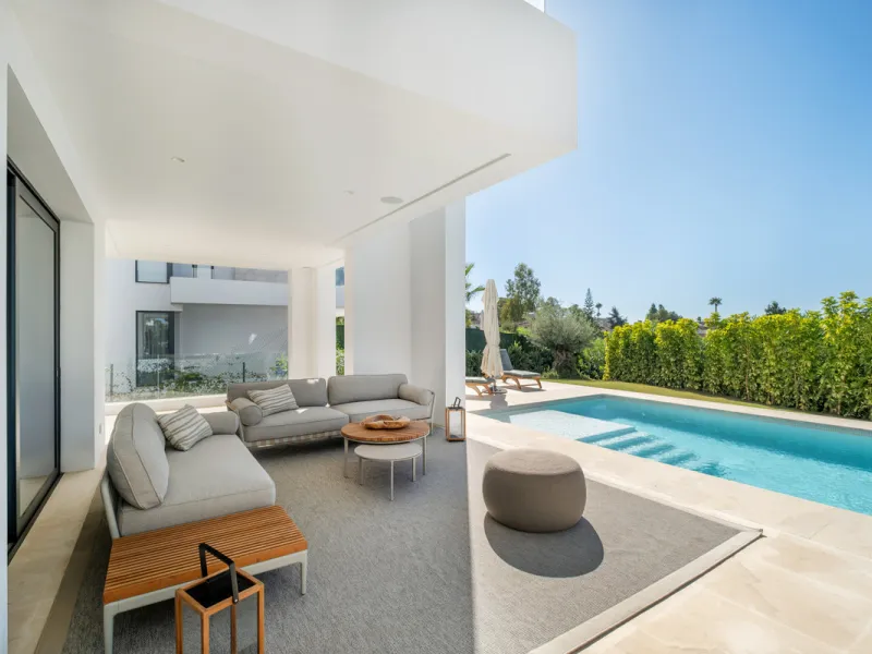 Welcome to the contemporary high-end beautifully presented in a sought after area in Los Olivos del Paraiso, an exclusive residential complex composed of contemporary villas and located in the heart of El Paraiso, on the New Golden Mile in Estepona area. 