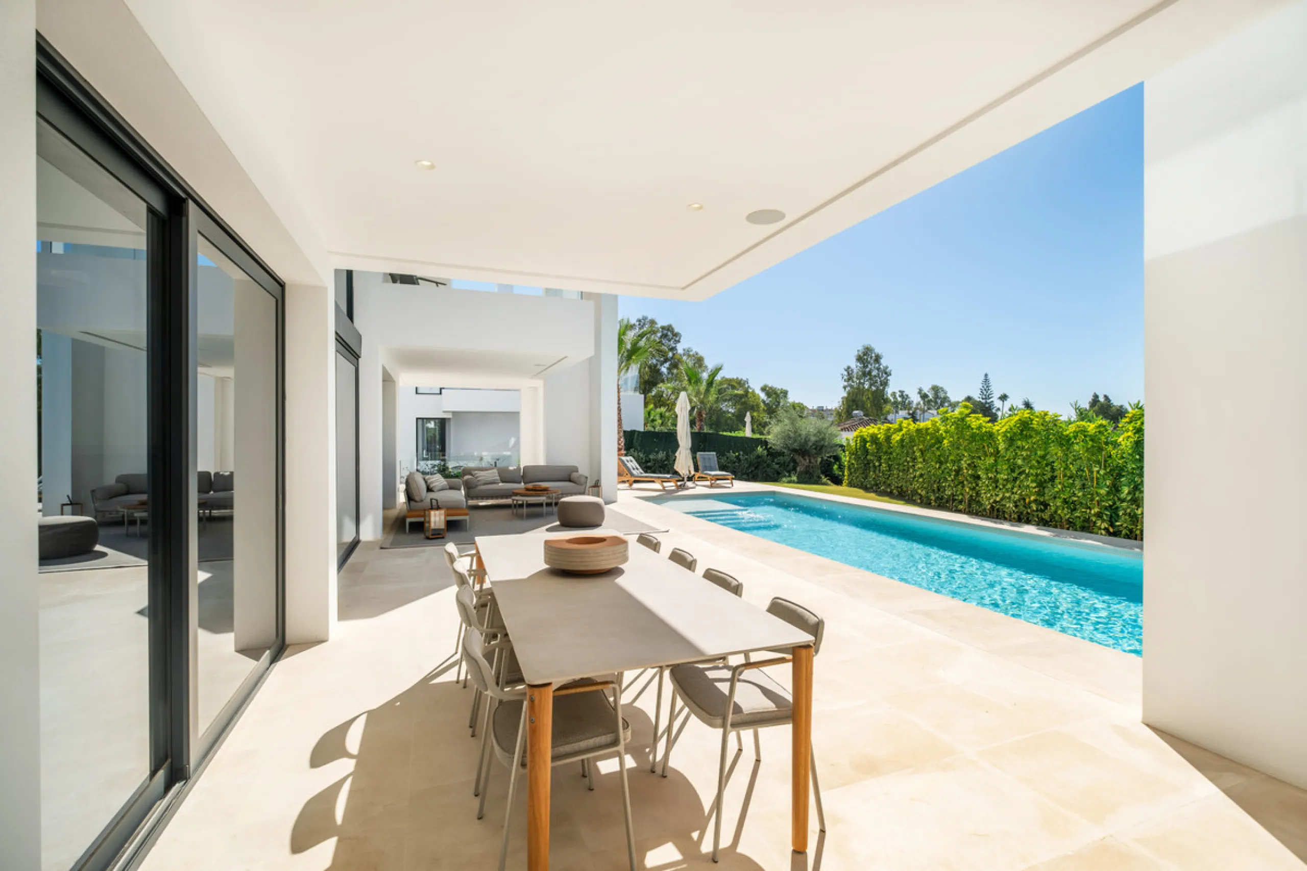 Welcome to the contemporary high-end beautifully presented in a sought after area in Los Olivos del Paraiso, an exclusive residential complex composed of contemporary villas and located in the heart of El Paraiso, on the New Golden Mile in Estepona area. 