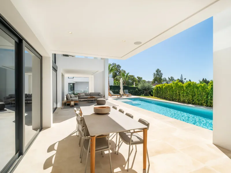 Welcome to the contemporary high-end beautifully presented in a sought after area in Los Olivos del Paraiso, an exclusive residential complex composed of contemporary villas and located in the heart of El Paraiso, on the New Golden Mile in Estepona area. 