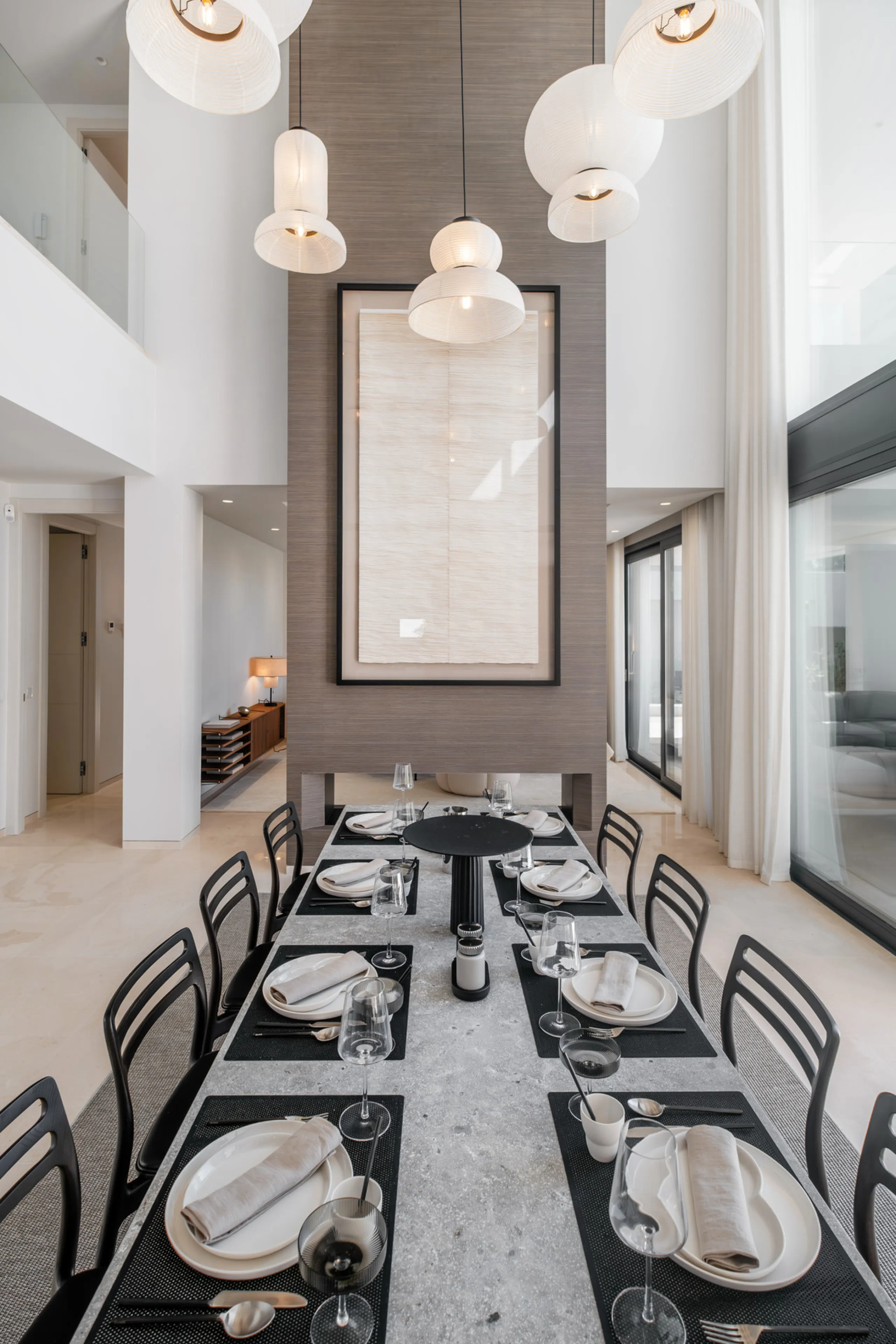 Welcome to the contemporary high-end beautifully presented in a sought after area in Los Olivos del Paraiso, an exclusive residential complex composed of contemporary villas and located in the heart of El Paraiso, on the New Golden Mile in Estepona area. 