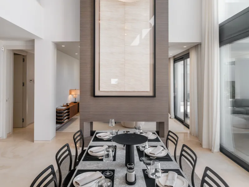 Welcome to the contemporary high-end beautifully presented in a sought after area in Los Olivos del Paraiso, an exclusive residential complex composed of contemporary villas and located in the heart of El Paraiso, on the New Golden Mile in Estepona area. 