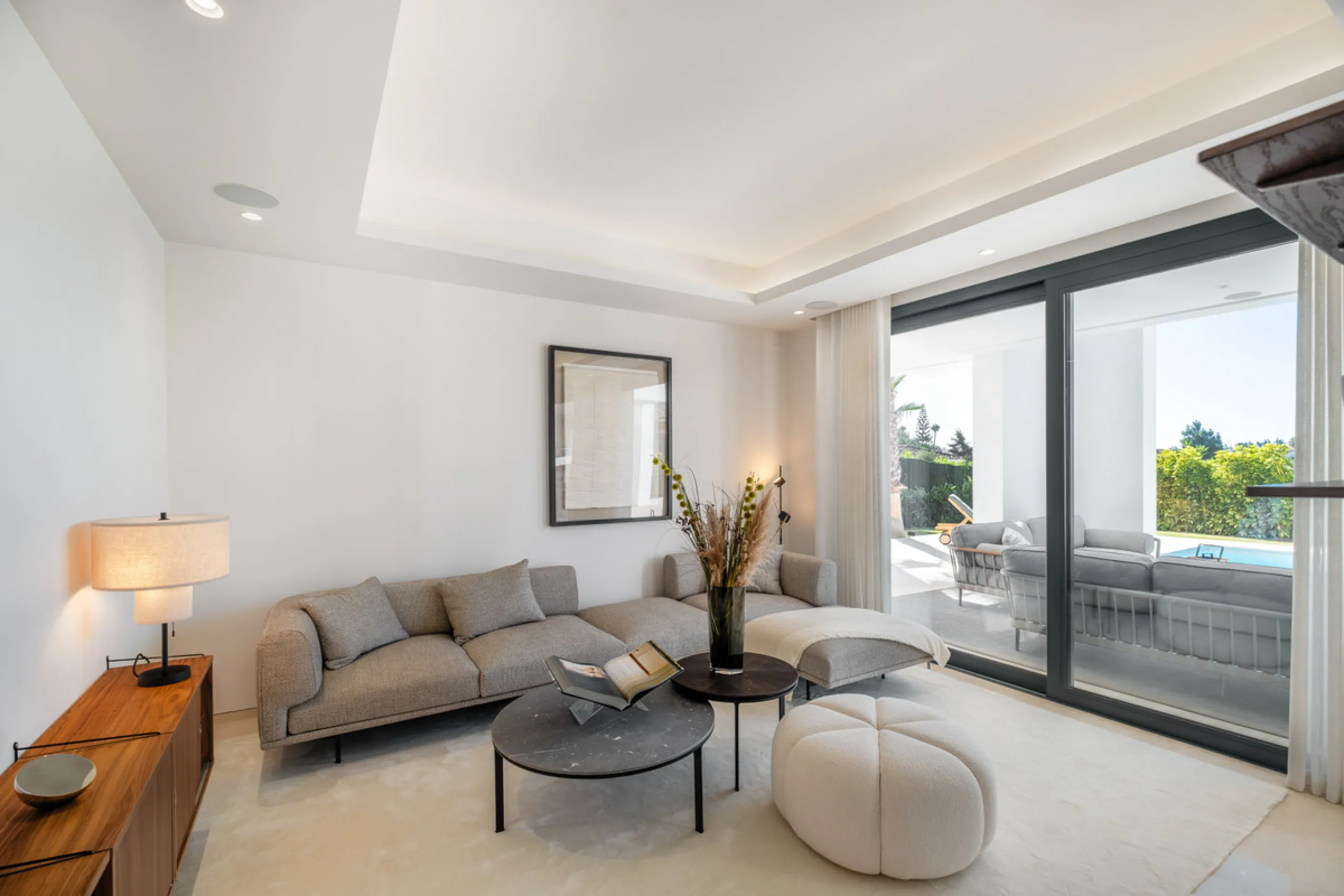 Welcome to the contemporary high-end beautifully presented in a sought after area in Los Olivos del Paraiso, an exclusive residential complex composed of contemporary villas and located in the heart of El Paraiso, on the New Golden Mile in Estepona area. 