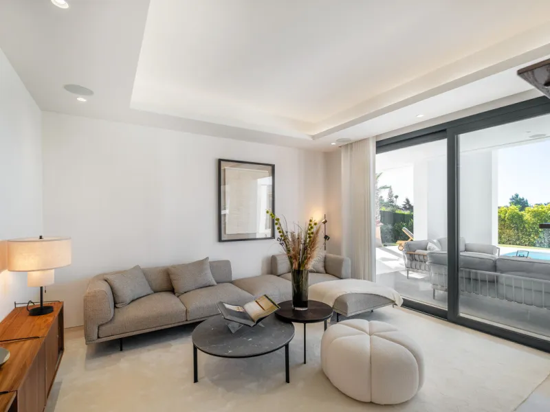 Welcome to the contemporary high-end beautifully presented in a sought after area in Los Olivos del Paraiso, an exclusive residential complex composed of contemporary villas and located in the heart of El Paraiso, on the New Golden Mile in Estepona area. 