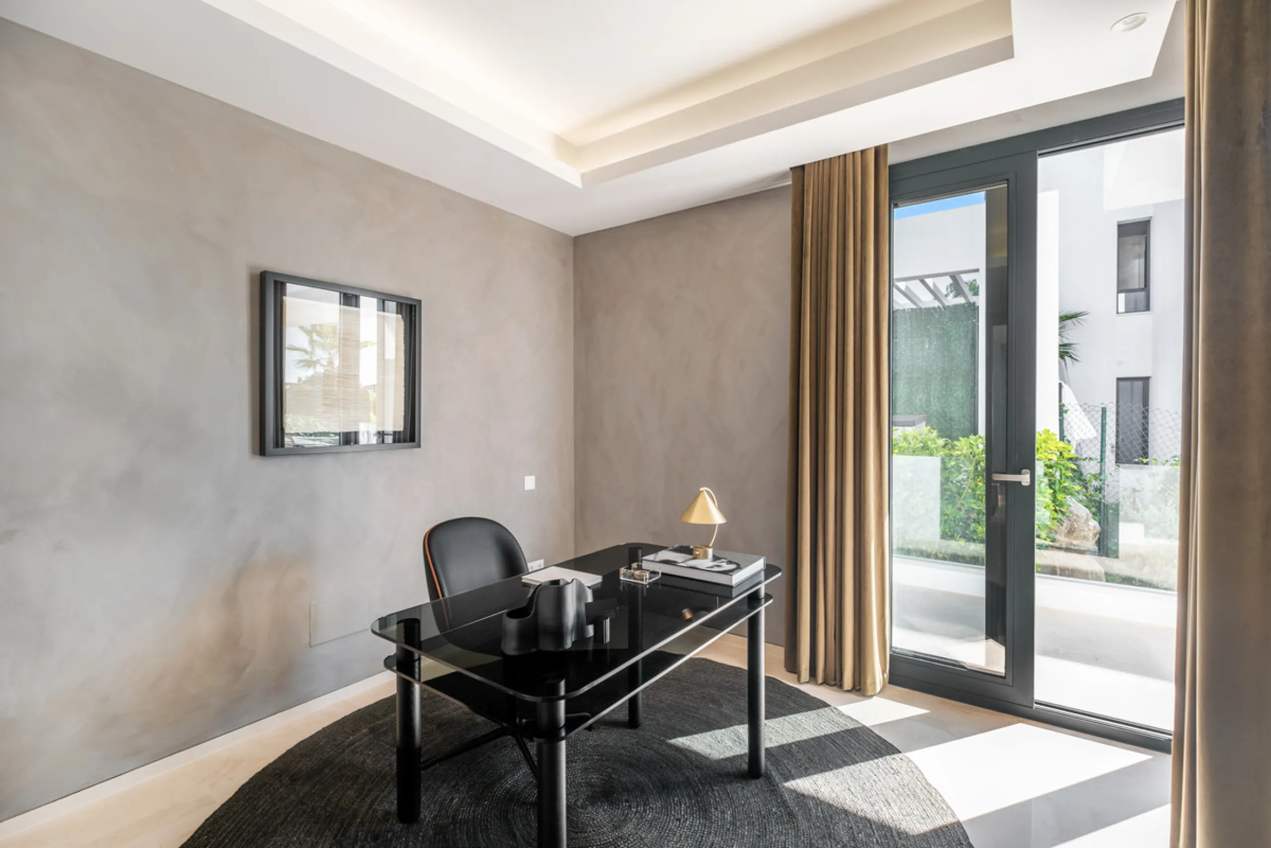 Welcome to the contemporary high-end beautifully presented in a sought after area in Los Olivos del Paraiso, an exclusive residential complex composed of contemporary villas and located in the heart of El Paraiso, on the New Golden Mile in Estepona area. 