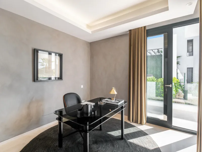 Welcome to the contemporary high-end beautifully presented in a sought after area in Los Olivos del Paraiso, an exclusive residential complex composed of contemporary villas and located in the heart of El Paraiso, on the New Golden Mile in Estepona area. 