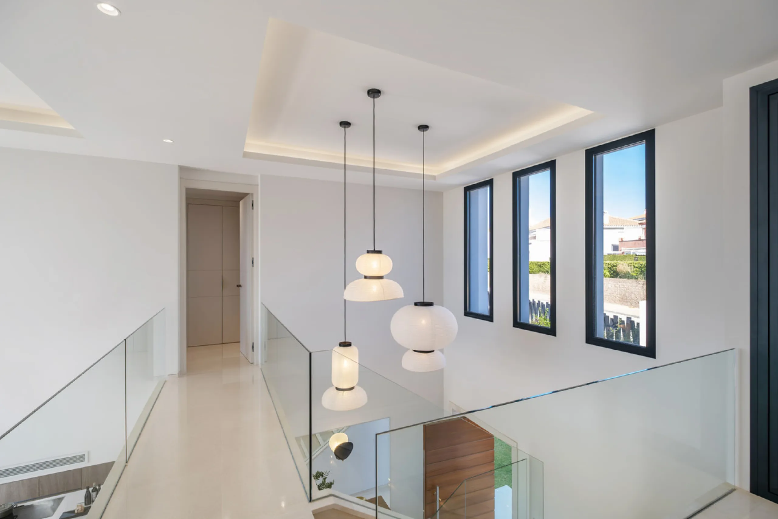 Welcome to the contemporary high-end beautifully presented in a sought after area in Los Olivos del Paraiso, an exclusive residential complex composed of contemporary villas and located in the heart of El Paraiso, on the New Golden Mile in Estepona area. 