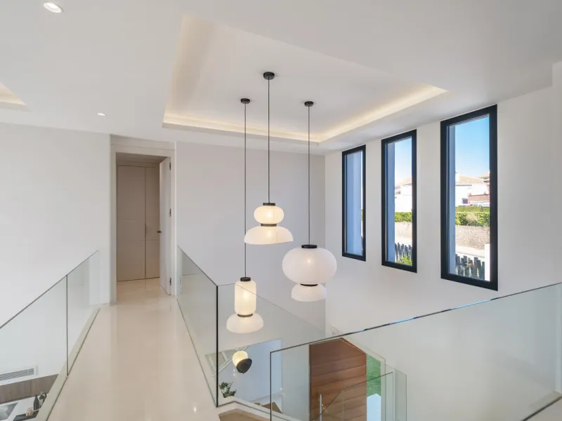 Welcome to the contemporary high-end beautifully presented in a sought after area in Los Olivos del Paraiso, an exclusive residential complex composed of contemporary villas and located in the heart of El Paraiso, on the New Golden Mile in Estepona area. 