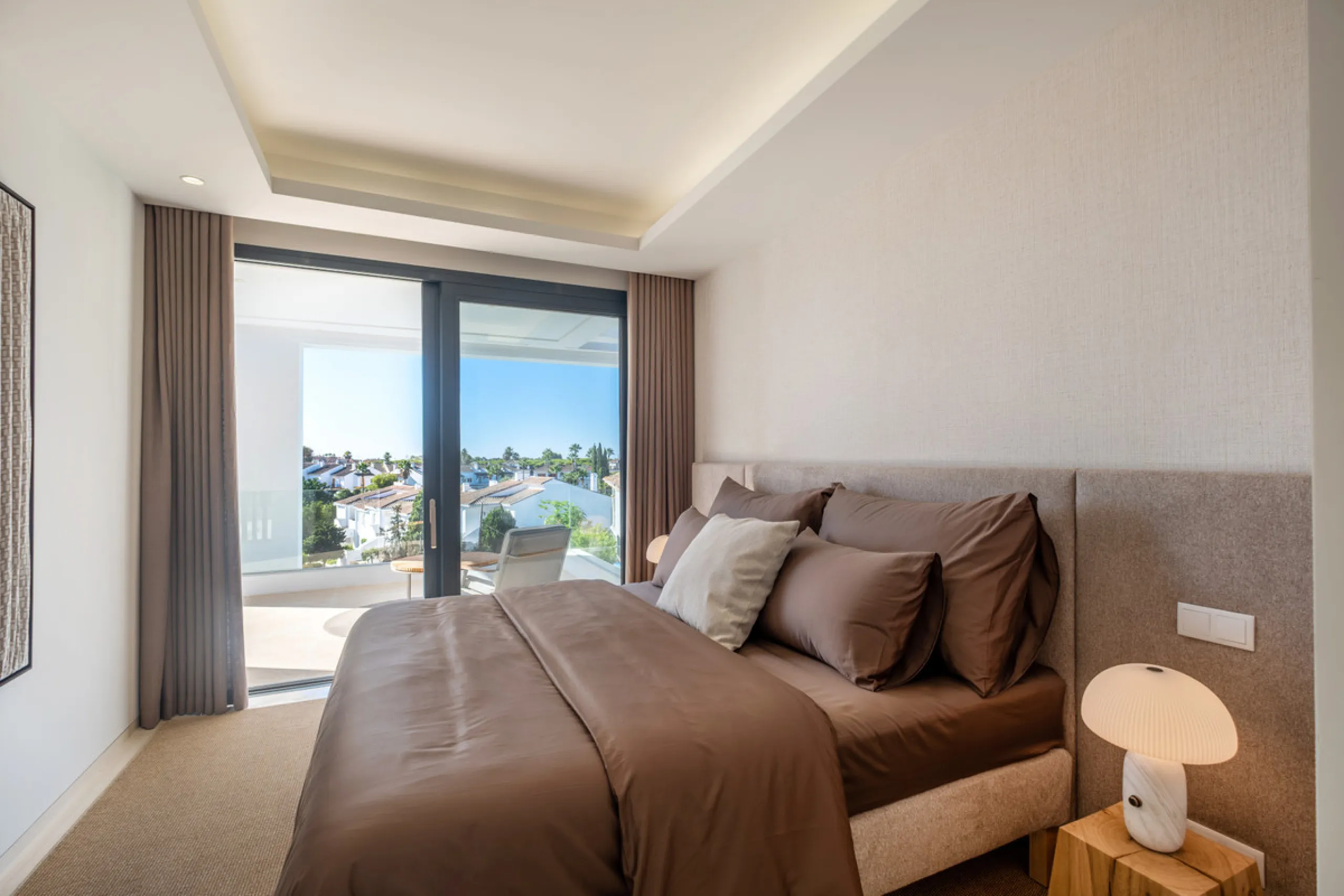 Welcome to the contemporary high-end beautifully presented in a sought after area in Los Olivos del Paraiso, an exclusive residential complex composed of contemporary villas and located in the heart of El Paraiso, on the New Golden Mile in Estepona area. 
