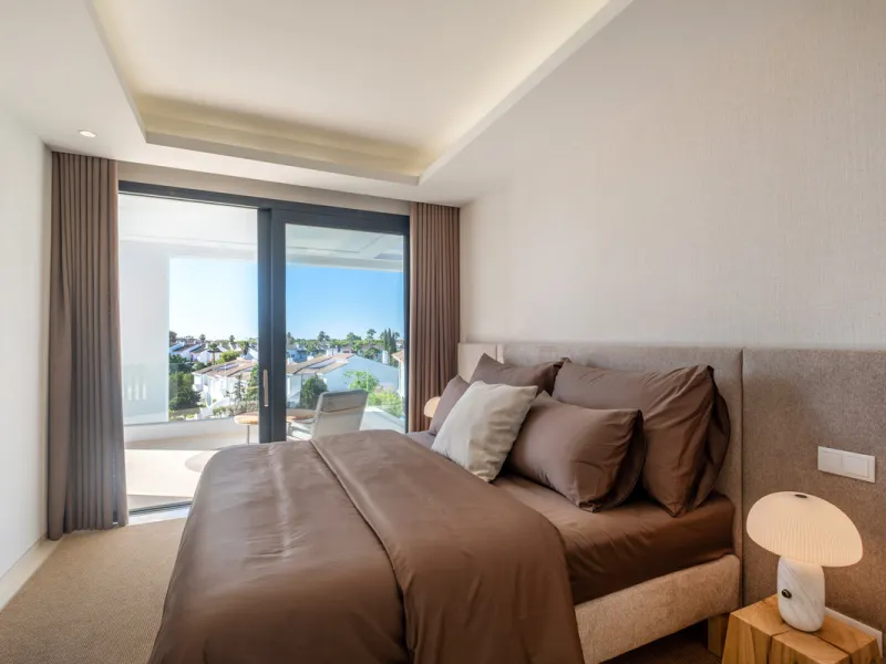 Welcome to the contemporary high-end beautifully presented in a sought after area in Los Olivos del Paraiso, an exclusive residential complex composed of contemporary villas and located in the heart of El Paraiso, on the New Golden Mile in Estepona area. 