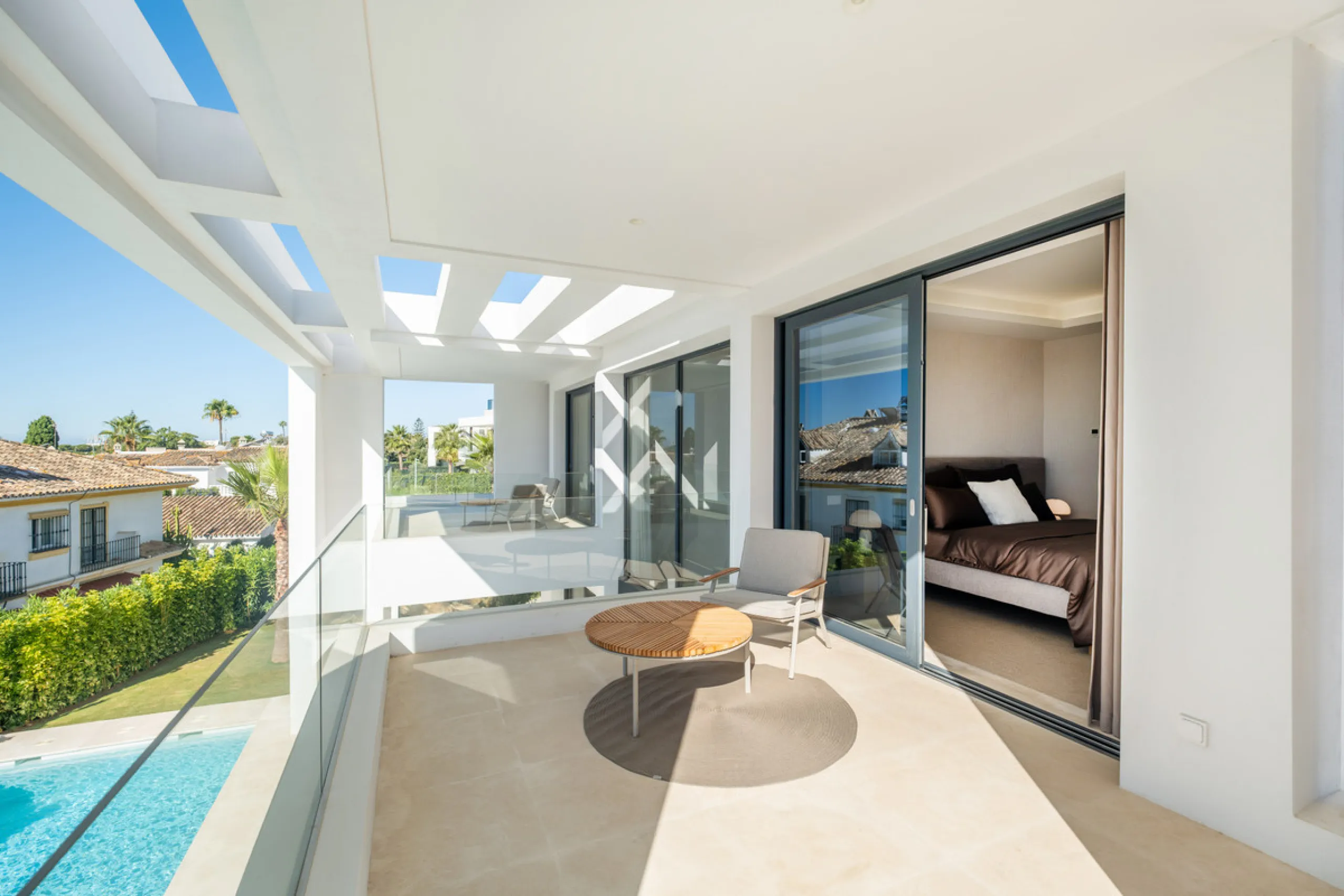 Welcome to the contemporary high-end beautifully presented in a sought after area in Los Olivos del Paraiso, an exclusive residential complex composed of contemporary villas and located in the heart of El Paraiso, on the New Golden Mile in Estepona area. 