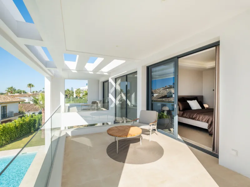 Welcome to the contemporary high-end beautifully presented in a sought after area in Los Olivos del Paraiso, an exclusive residential complex composed of contemporary villas and located in the heart of El Paraiso, on the New Golden Mile in Estepona area. 