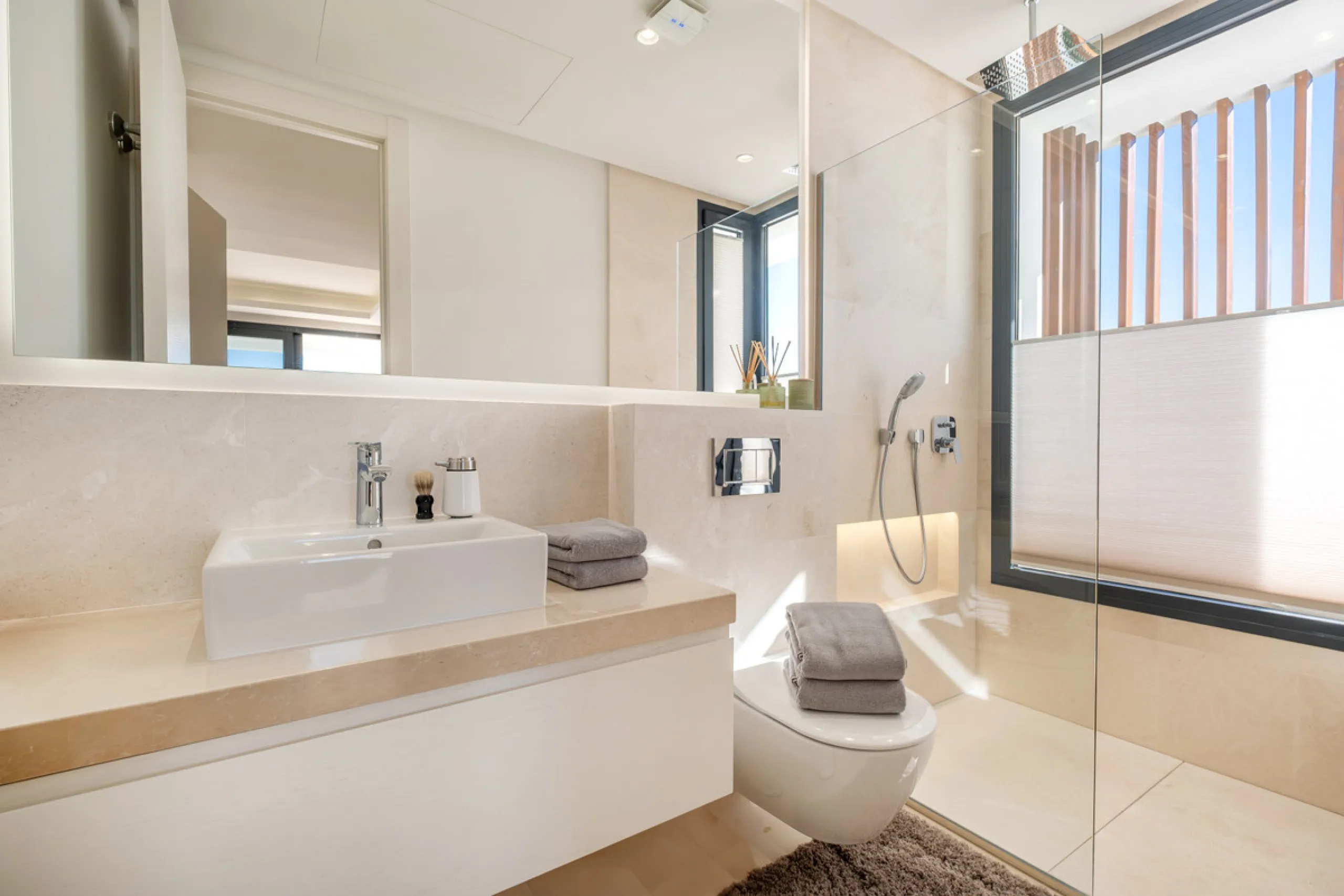 Welcome to the contemporary high-end beautifully presented in a sought after area in Los Olivos del Paraiso, an exclusive residential complex composed of contemporary villas and located in the heart of El Paraiso, on the New Golden Mile in Estepona area. 