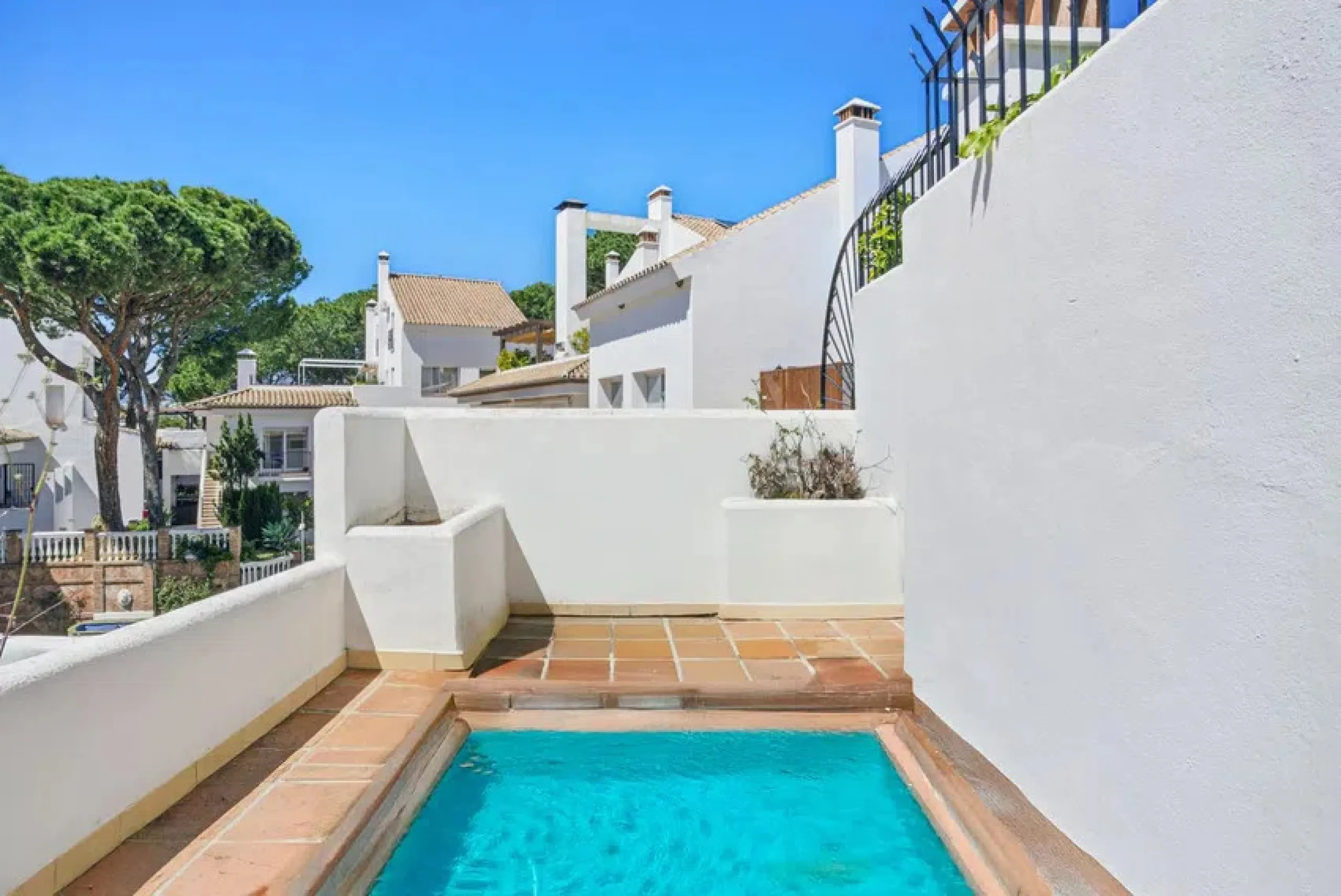 Im Herzen von Nueva Andalucía, nur 5 Autominuten von Puerto Banús und den Stränden entfernt, befindet sich dieses geräumige Penthouse mit vier Schlafzimmern in der begehrten Wohnanlage Los Pinos de Aloha