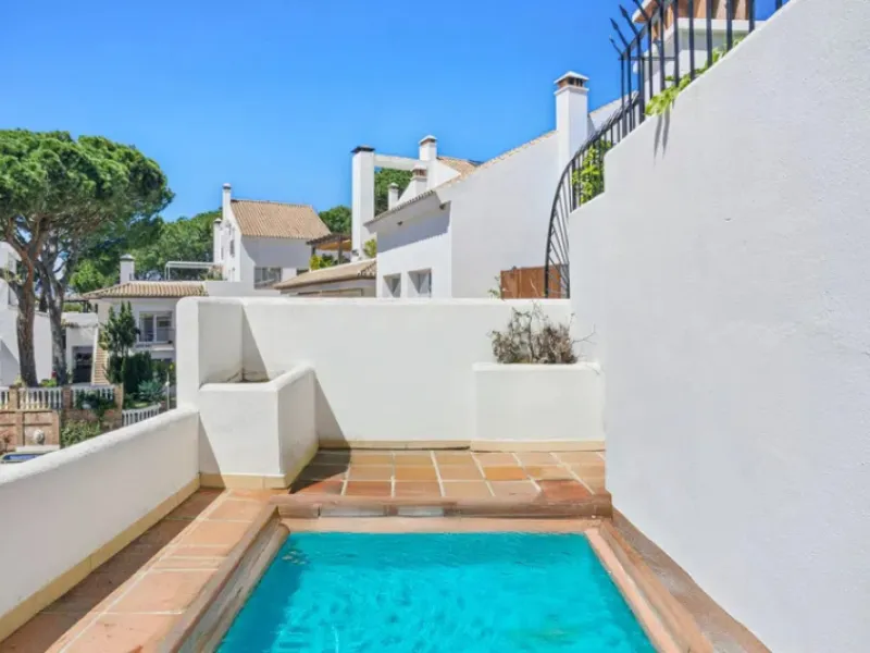 Im Herzen von Nueva Andalucía, nur 5 Autominuten von Puerto Banús und den Stränden entfernt, befindet sich dieses geräumige Penthouse mit vier Schlafzimmern in der begehrten Wohnanlage Los Pinos de Aloha