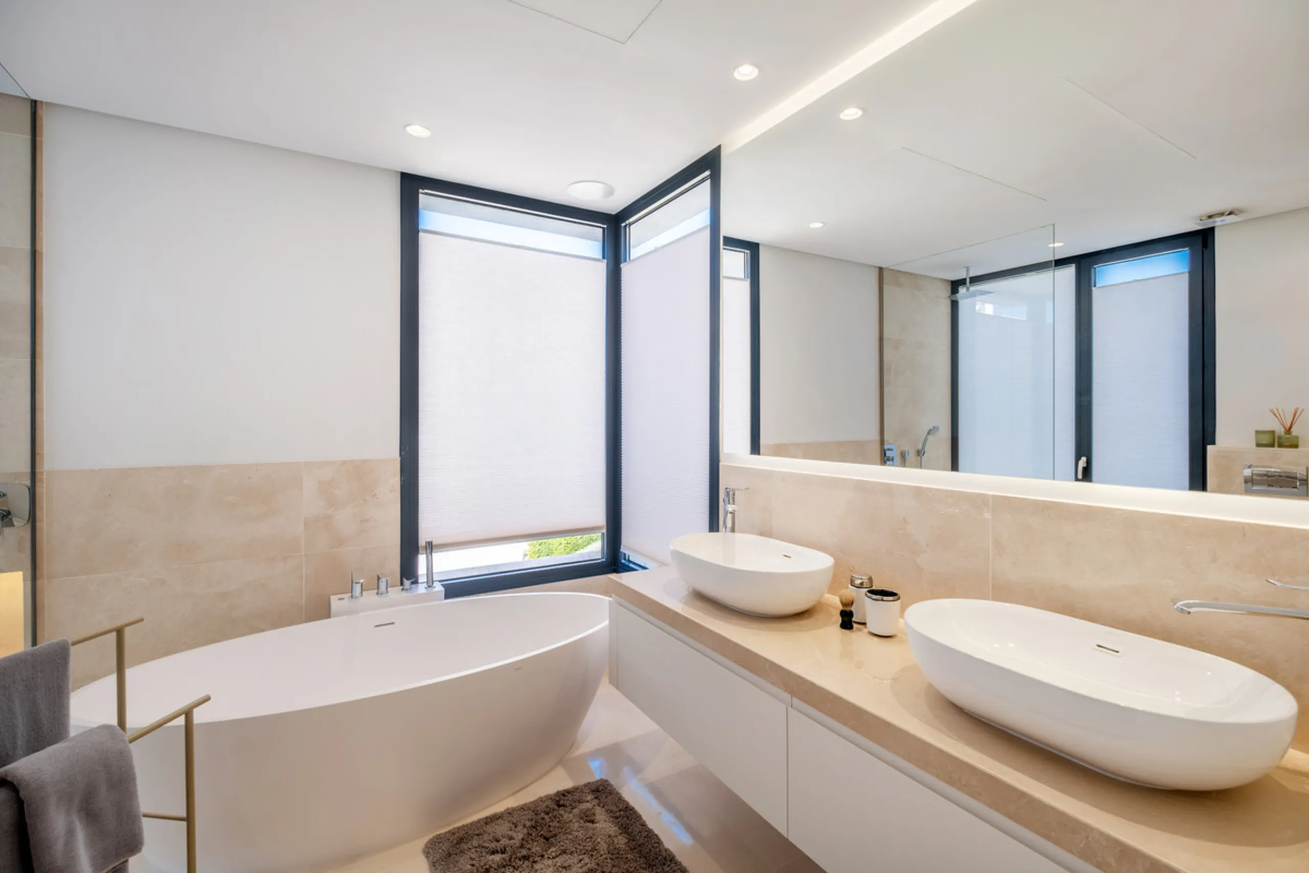 Welcome to the contemporary high-end beautifully presented in a sought after area in Los Olivos del Paraiso, an exclusive residential complex composed of contemporary villas and located in the heart of El Paraiso, on the New Golden Mile in Estepona area. 