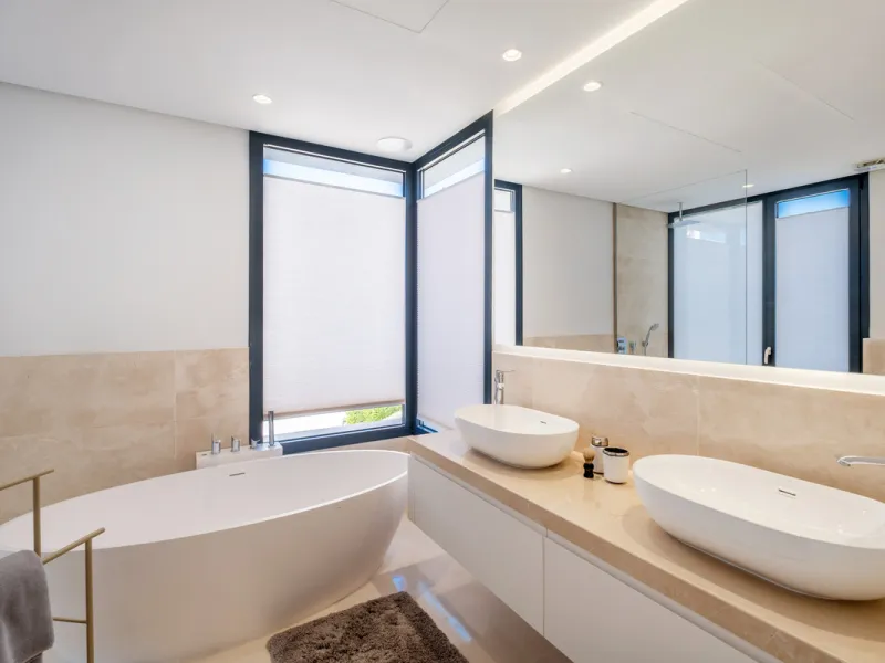Welcome to the contemporary high-end beautifully presented in a sought after area in Los Olivos del Paraiso, an exclusive residential complex composed of contemporary villas and located in the heart of El Paraiso, on the New Golden Mile in Estepona area. 