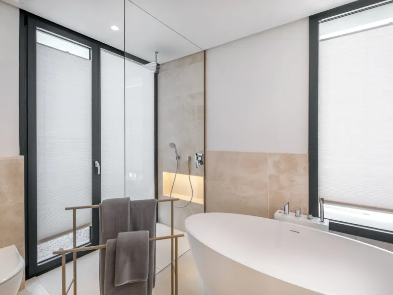 Welcome to the contemporary high-end beautifully presented in a sought after area in Los Olivos del Paraiso, an exclusive residential complex composed of contemporary villas and located in the heart of El Paraiso, on the New Golden Mile in Estepona area. 
