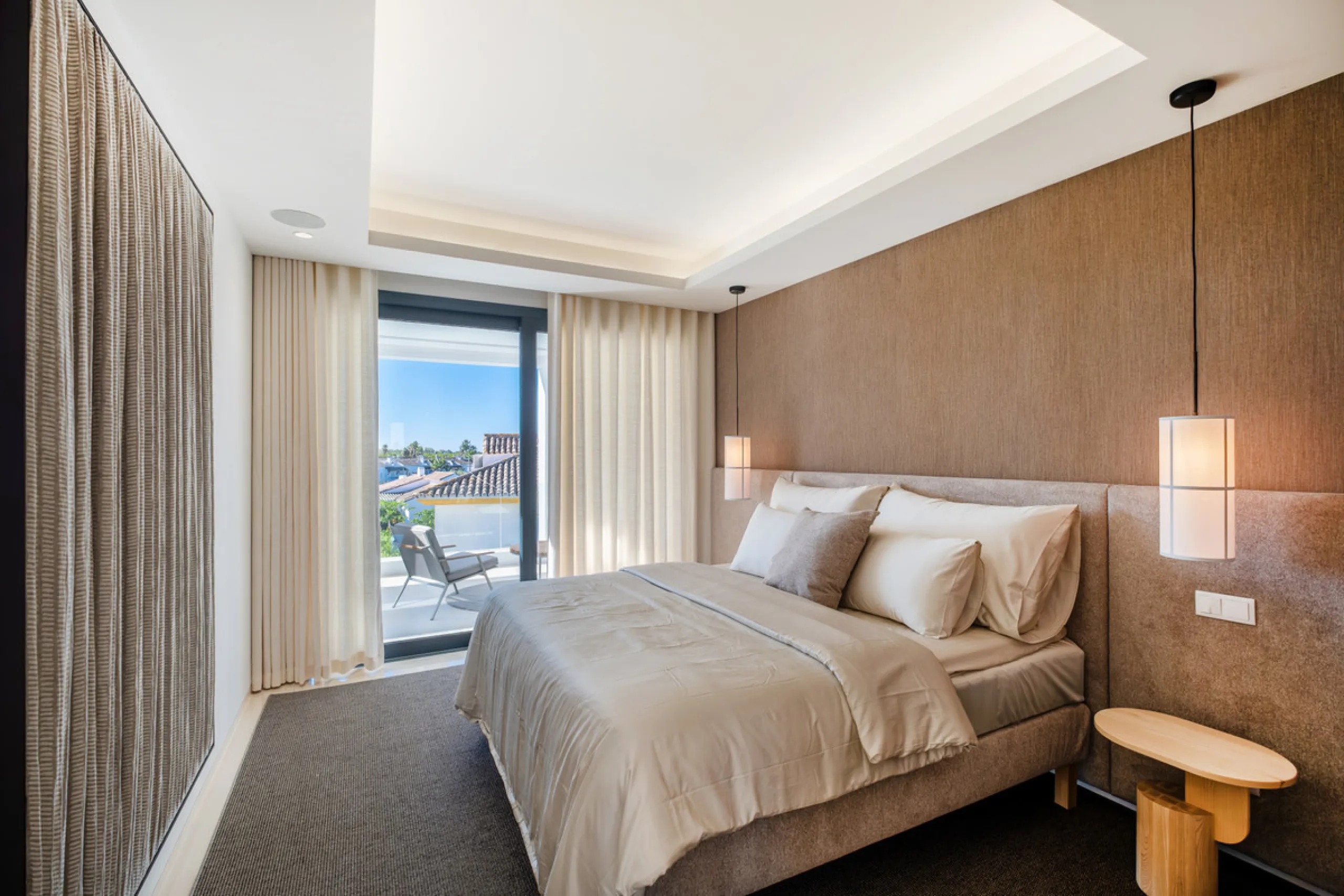 Welcome to the contemporary high-end beautifully presented in a sought after area in Los Olivos del Paraiso, an exclusive residential complex composed of contemporary villas and located in the heart of El Paraiso, on the New Golden Mile in Estepona area. 