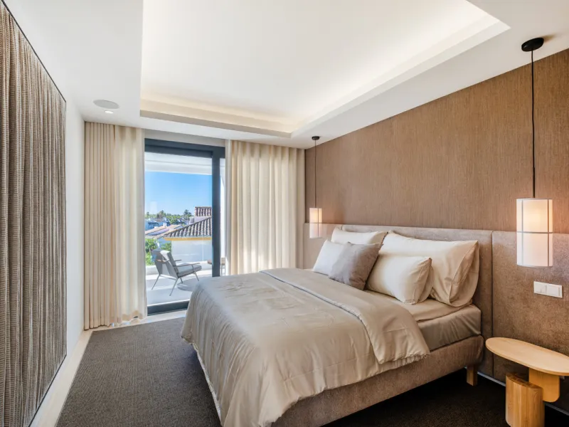 Welcome to the contemporary high-end beautifully presented in a sought after area in Los Olivos del Paraiso, an exclusive residential complex composed of contemporary villas and located in the heart of El Paraiso, on the New Golden Mile in Estepona area. 