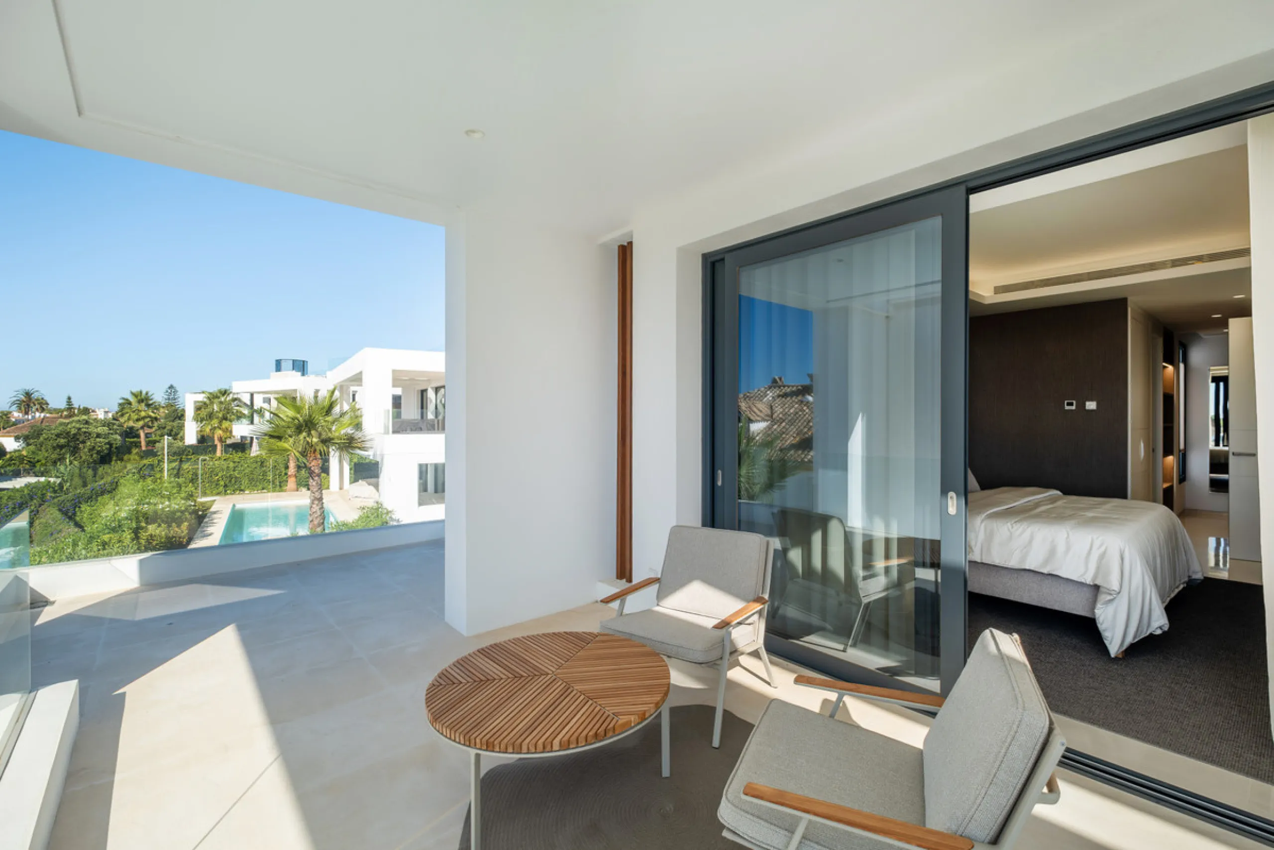 Welcome to the contemporary high-end beautifully presented in a sought after area in Los Olivos del Paraiso, an exclusive residential complex composed of contemporary villas and located in the heart of El Paraiso, on the New Golden Mile in Estepona area. 