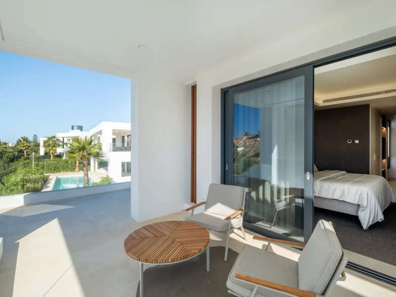 Welcome to the contemporary high-end beautifully presented in a sought after area in Los Olivos del Paraiso, an exclusive residential complex composed of contemporary villas and located in the heart of El Paraiso, on the New Golden Mile in Estepona area. 