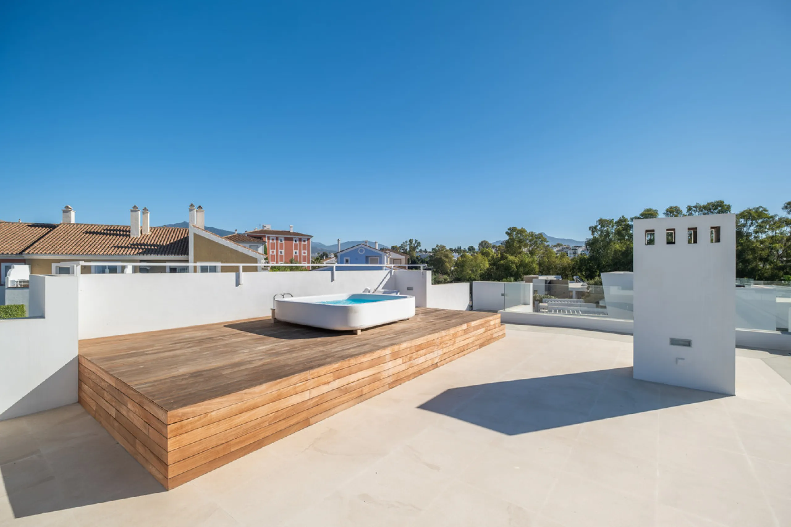 Welcome to the contemporary high-end beautifully presented in a sought after area in Los Olivos del Paraiso, an exclusive residential complex composed of contemporary villas and located in the heart of El Paraiso, on the New Golden Mile in Estepona area. 