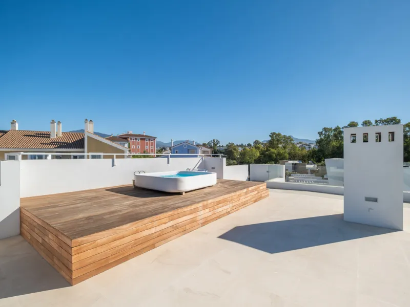 Welcome to the contemporary high-end beautifully presented in a sought after area in Los Olivos del Paraiso, an exclusive residential complex composed of contemporary villas and located in the heart of El Paraiso, on the New Golden Mile in Estepona area. 