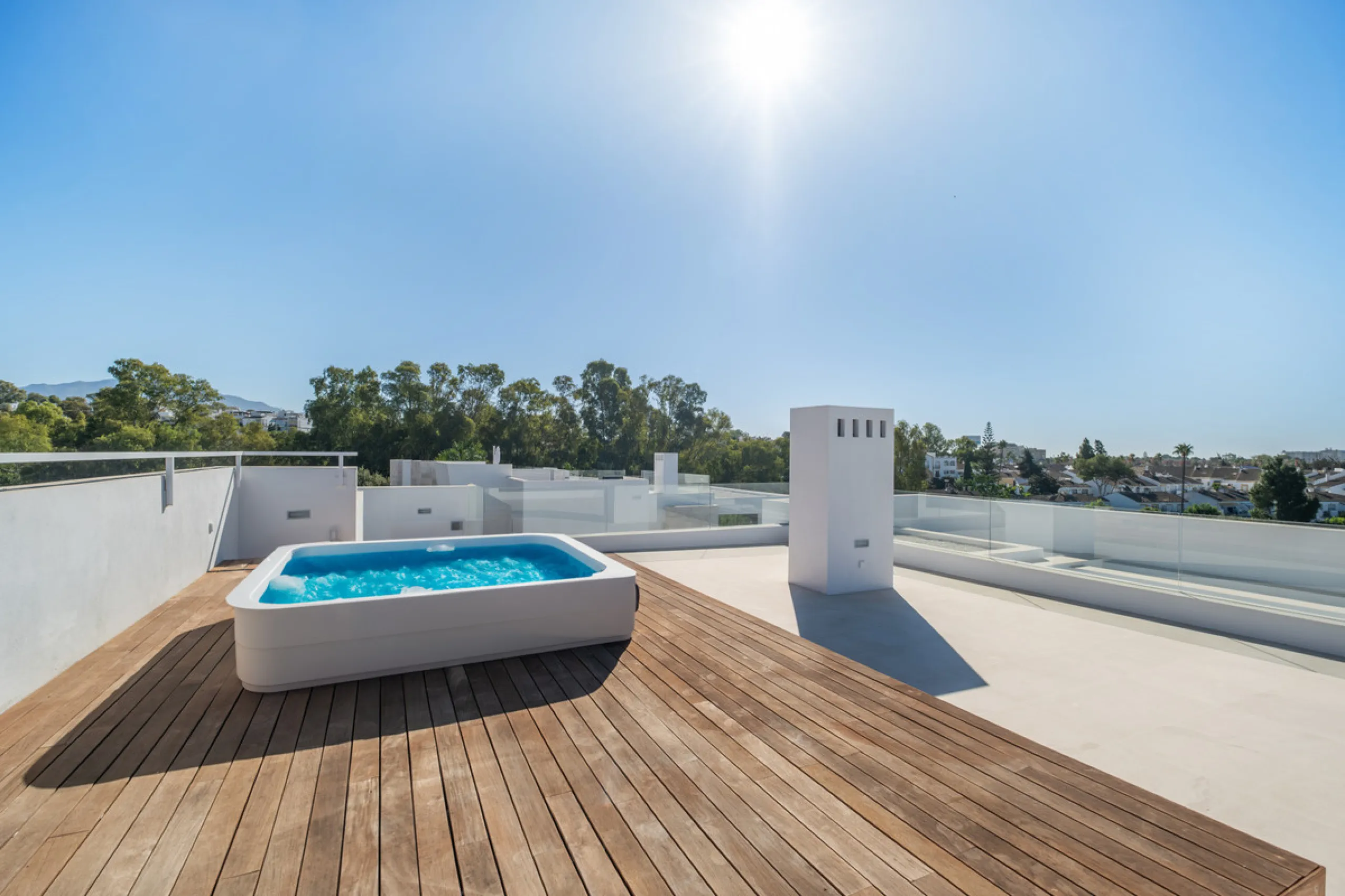 Welcome to the contemporary high-end beautifully presented in a sought after area in Los Olivos del Paraiso, an exclusive residential complex composed of contemporary villas and located in the heart of El Paraiso, on the New Golden Mile in Estepona area. 