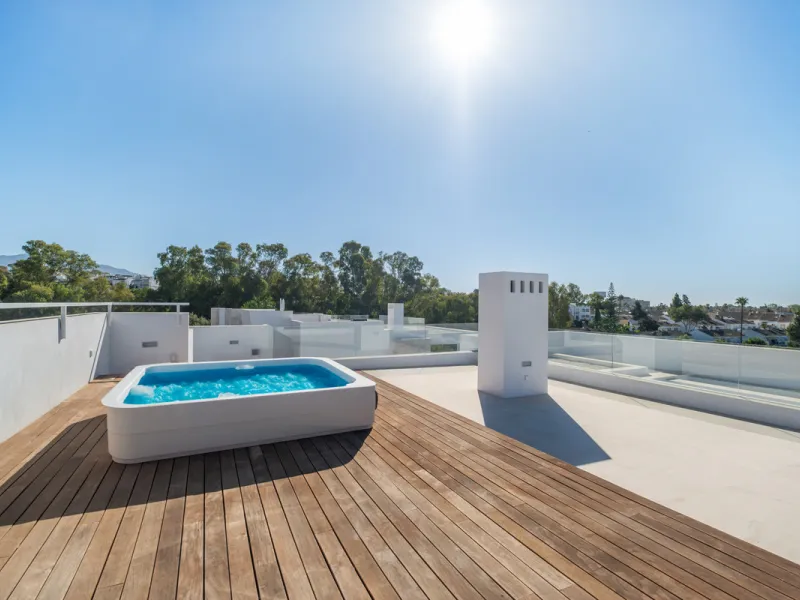 Welcome to the contemporary high-end beautifully presented in a sought after area in Los Olivos del Paraiso, an exclusive residential complex composed of contemporary villas and located in the heart of El Paraiso, on the New Golden Mile in Estepona area. 