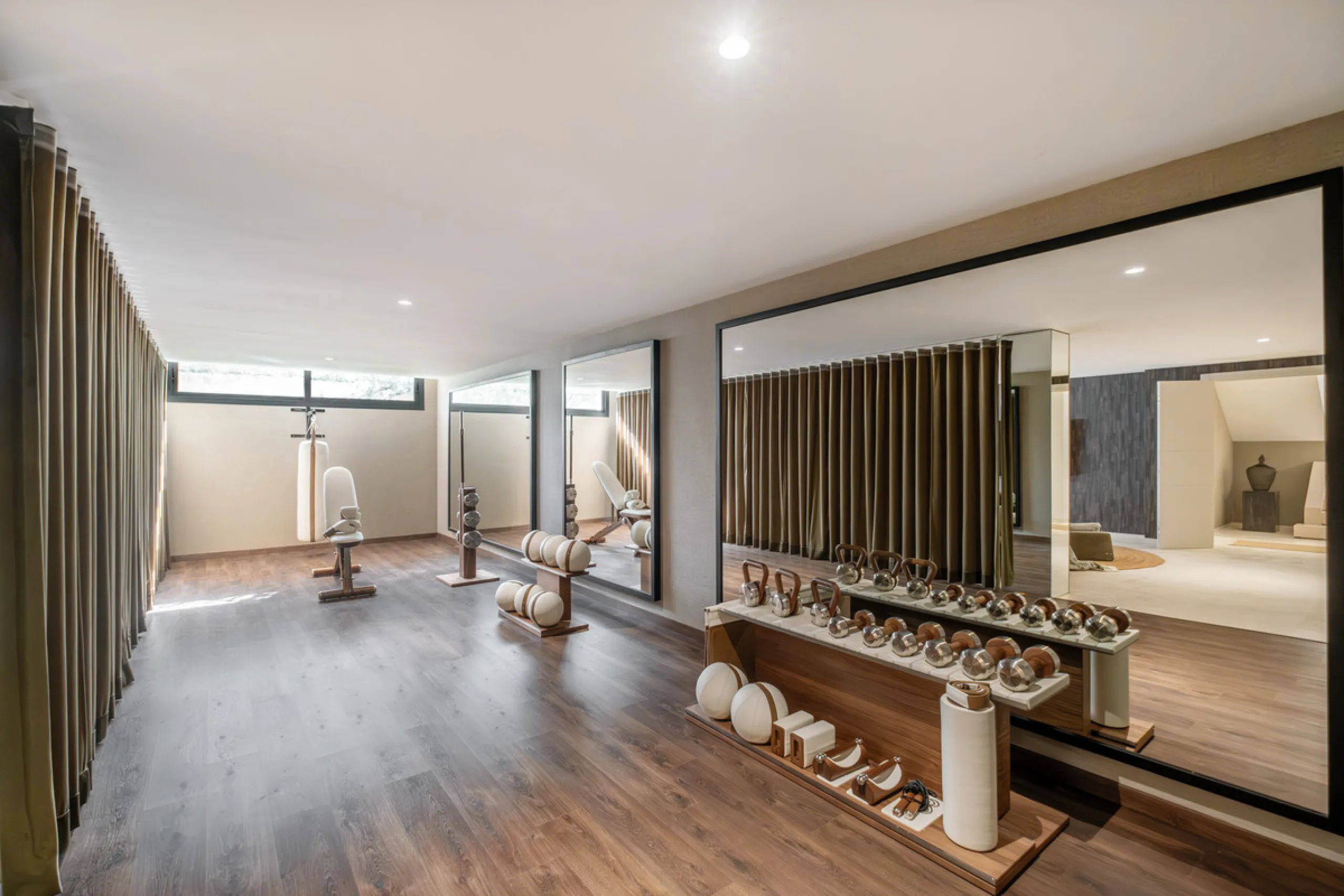 Welcome to the contemporary high-end beautifully presented in a sought after area in Los Olivos del Paraiso, an exclusive residential complex composed of contemporary villas and located in the heart of El Paraiso, on the New Golden Mile in Estepona area. 