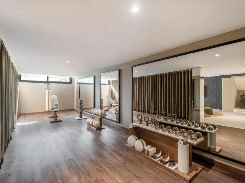 Welcome to the contemporary high-end beautifully presented in a sought after area in Los Olivos del Paraiso, an exclusive residential complex composed of contemporary villas and located in the heart of El Paraiso, on the New Golden Mile in Estepona area. 