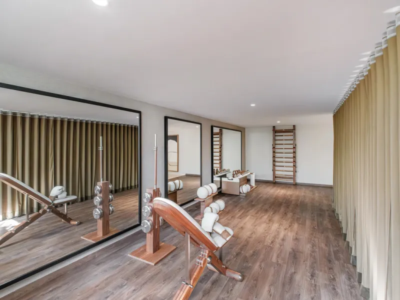 Welcome to the contemporary high-end beautifully presented in a sought after area in Los Olivos del Paraiso, an exclusive residential complex composed of contemporary villas and located in the heart of El Paraiso, on the New Golden Mile in Estepona area. 