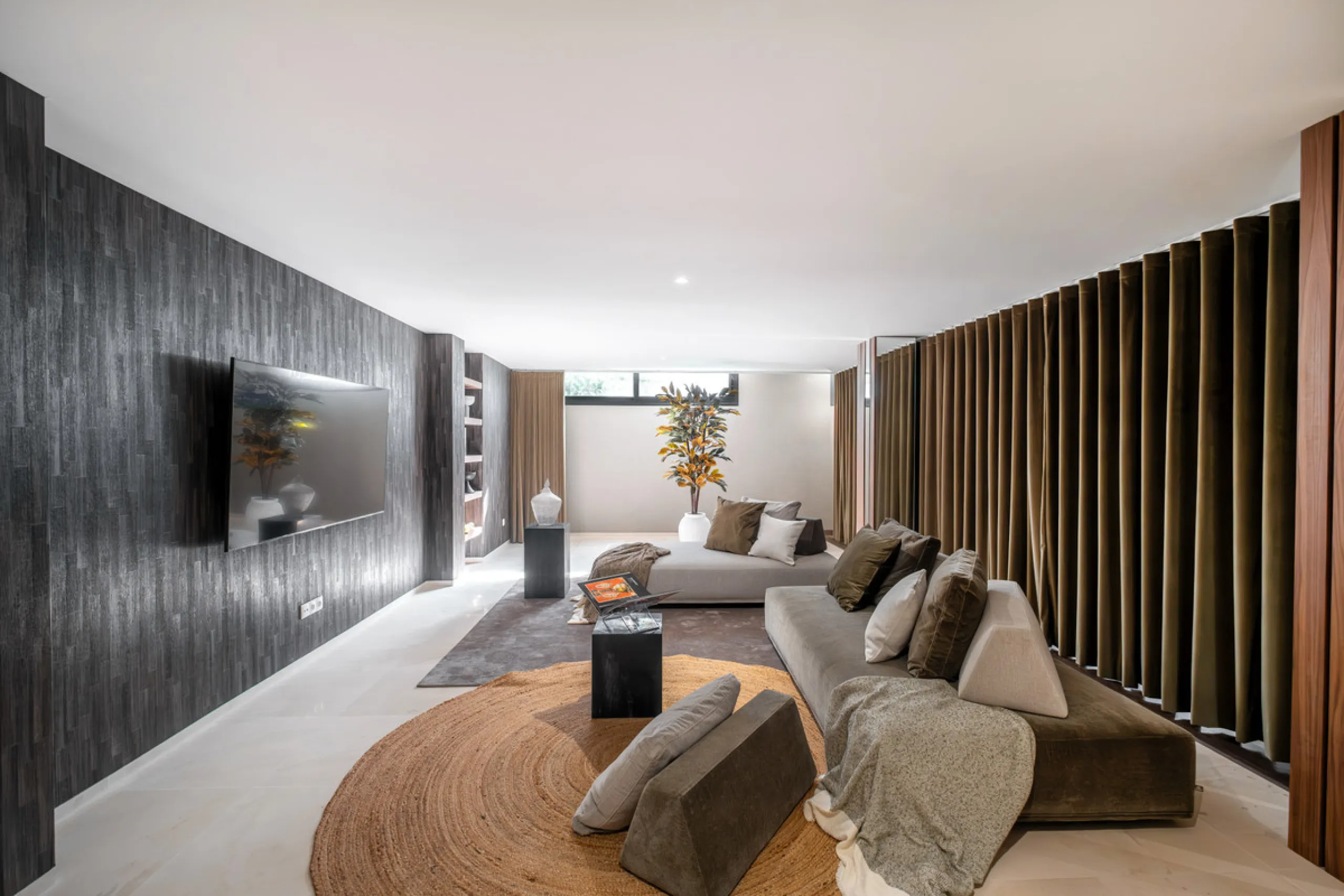 Welcome to the contemporary high-end beautifully presented in a sought after area in Los Olivos del Paraiso, an exclusive residential complex composed of contemporary villas and located in the heart of El Paraiso, on the New Golden Mile in Estepona area. 
