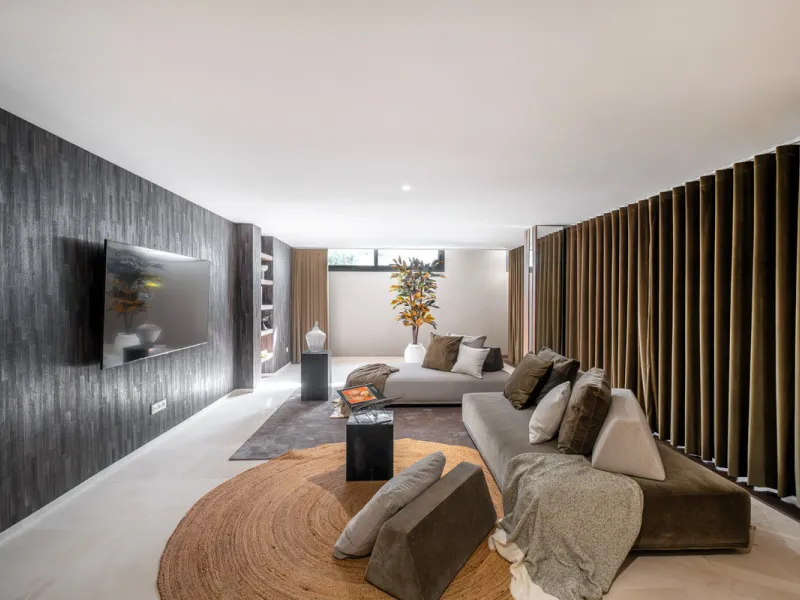 Welcome to the contemporary high-end beautifully presented in a sought after area in Los Olivos del Paraiso, an exclusive residential complex composed of contemporary villas and located in the heart of El Paraiso, on the New Golden Mile in Estepona area. 