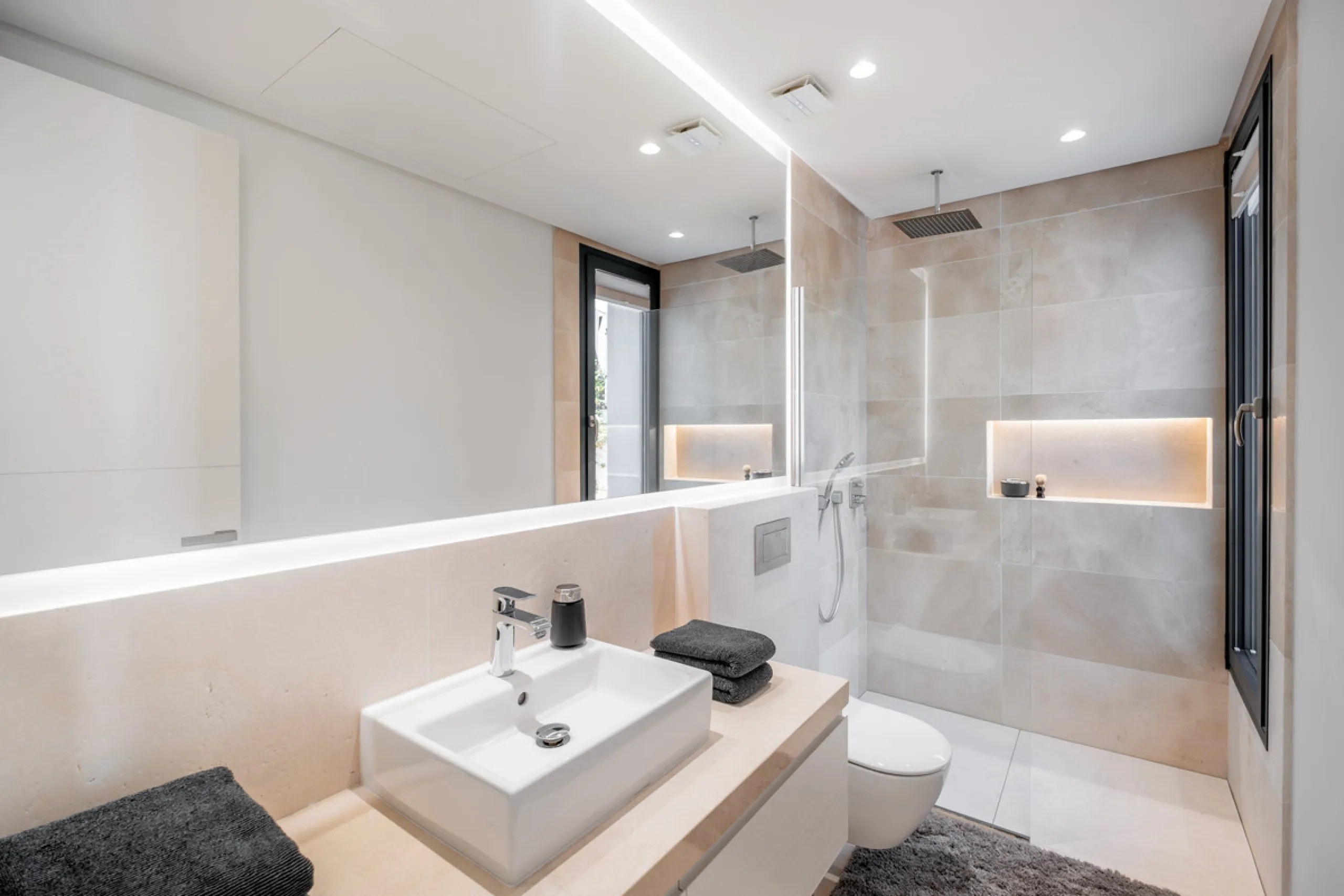 Welcome to the contemporary high-end beautifully presented in a sought after area in Los Olivos del Paraiso, an exclusive residential complex composed of contemporary villas and located in the heart of El Paraiso, on the New Golden Mile in Estepona area. 