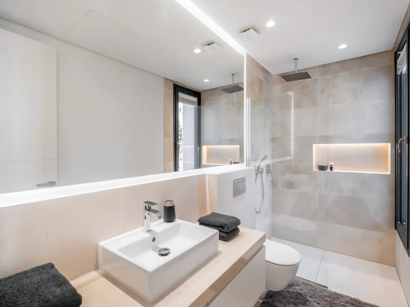 Welcome to the contemporary high-end beautifully presented in a sought after area in Los Olivos del Paraiso, an exclusive residential complex composed of contemporary villas and located in the heart of El Paraiso, on the New Golden Mile in Estepona area. 