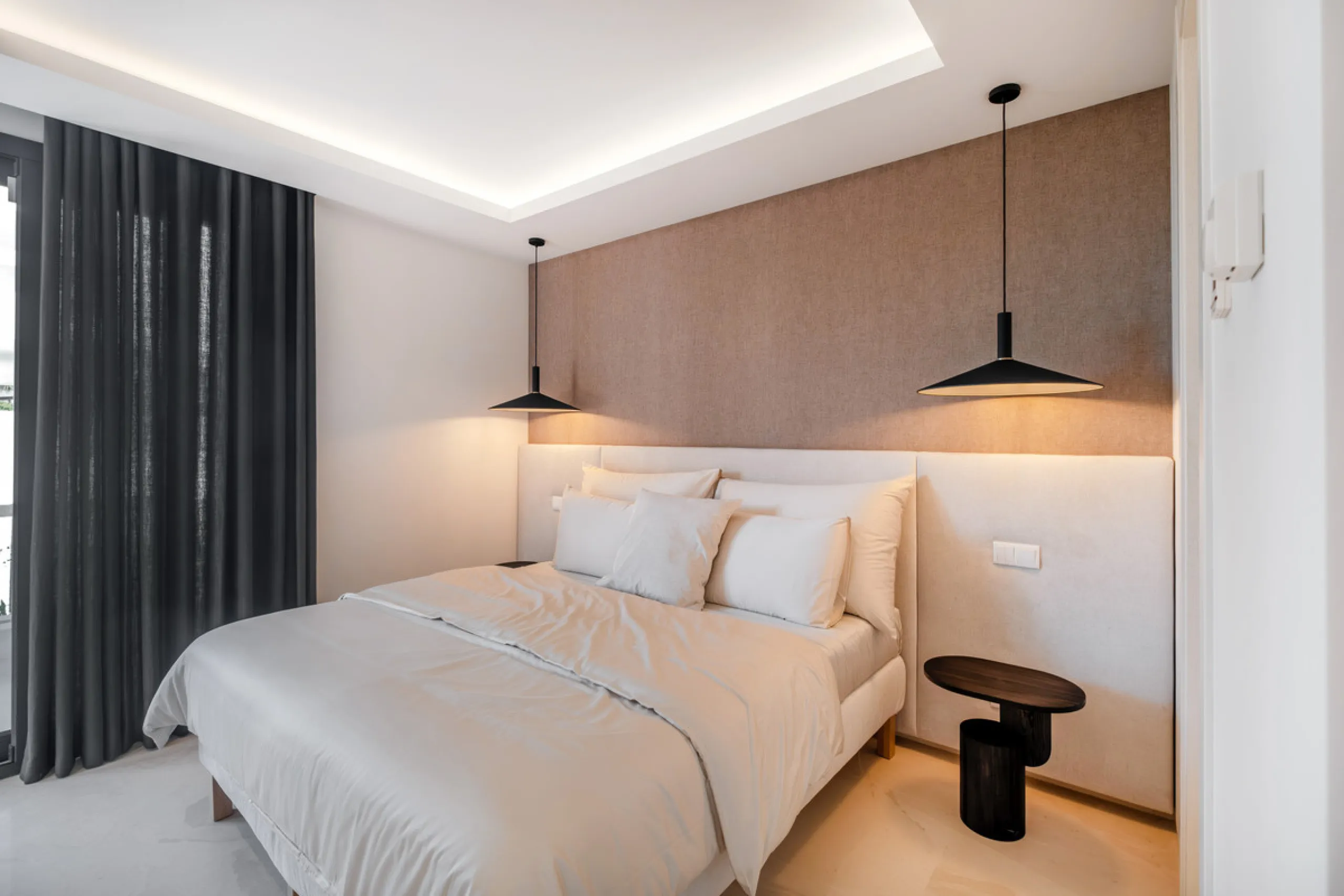 Welcome to the contemporary high-end beautifully presented in a sought after area in Los Olivos del Paraiso, an exclusive residential complex composed of contemporary villas and located in the heart of El Paraiso, on the New Golden Mile in Estepona area. 