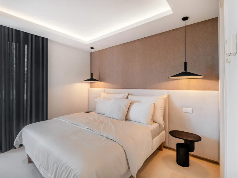 Welcome to the contemporary high-end beautifully presented in a sought after area in Los Olivos del Paraiso, an exclusive residential complex composed of contemporary villas and located in the heart of El Paraiso, on the New Golden Mile in Estepona area. 