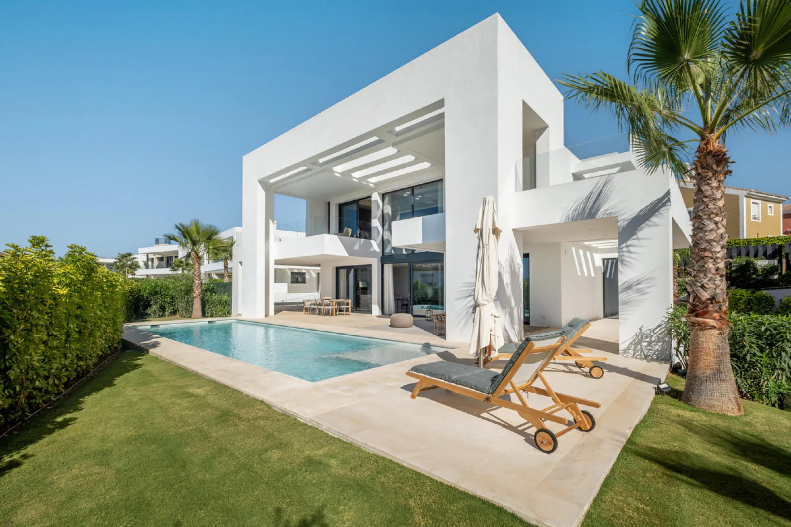 Welcome to the contemporary high-end beautifully presented in a sought after area in Los Olivos del Paraiso, an exclusive residential complex composed of contemporary villas and located in the heart of El Paraiso, on the New Golden Mile in Estepona area. 