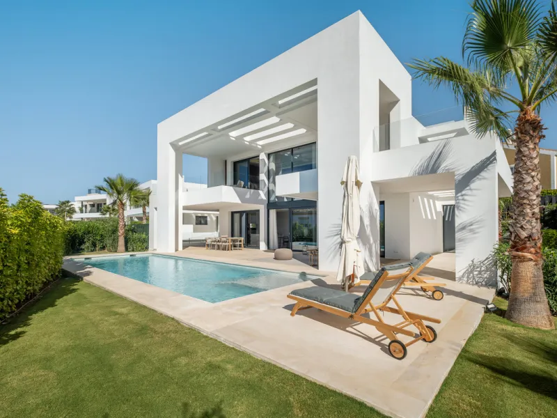 Welcome to the contemporary high-end beautifully presented in a sought after area in Los Olivos del Paraiso, an exclusive residential complex composed of contemporary villas and located in the heart of El Paraiso, on the New Golden Mile in Estepona area. 