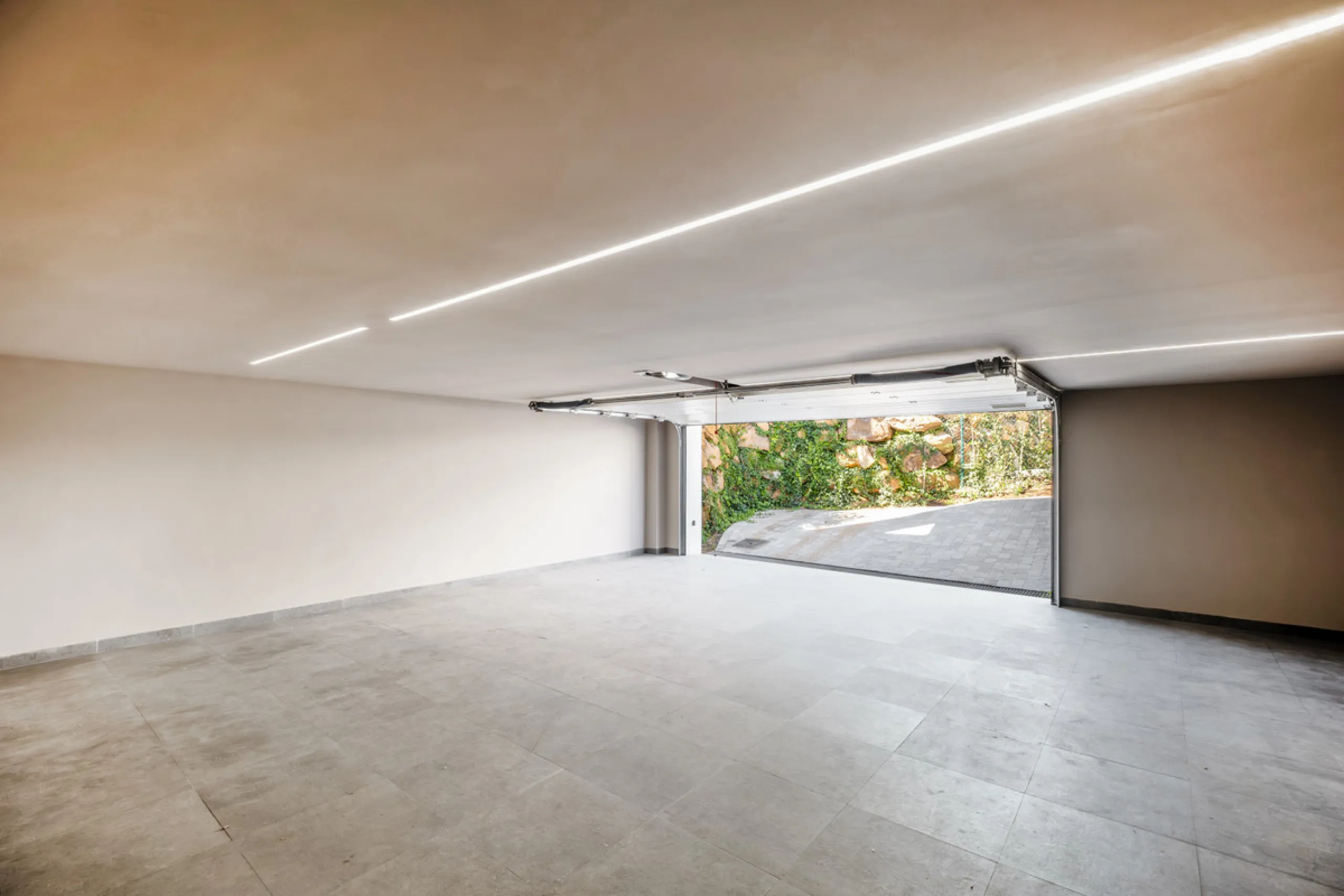 Welcome to the contemporary high-end beautifully presented in a sought after area in Los Olivos del Paraiso, an exclusive residential complex composed of contemporary villas and located in the heart of El Paraiso, on the New Golden Mile in Estepona area. 