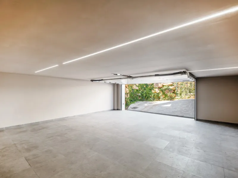 Welcome to the contemporary high-end beautifully presented in a sought after area in Los Olivos del Paraiso, an exclusive residential complex composed of contemporary villas and located in the heart of El Paraiso, on the New Golden Mile in Estepona area. 