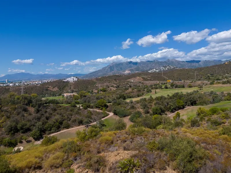 Fantastic, large, elevated, corner plot available in El Rosario.