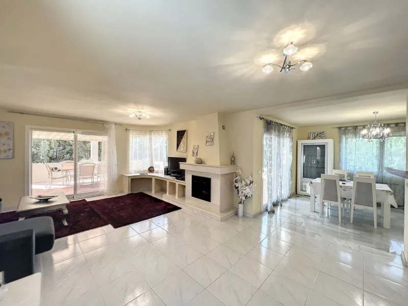 Exquisite Large Villa with a Stunning Plot and Exclusive Privacy in the Prestigious Urbanization near Mijas Pueblo.